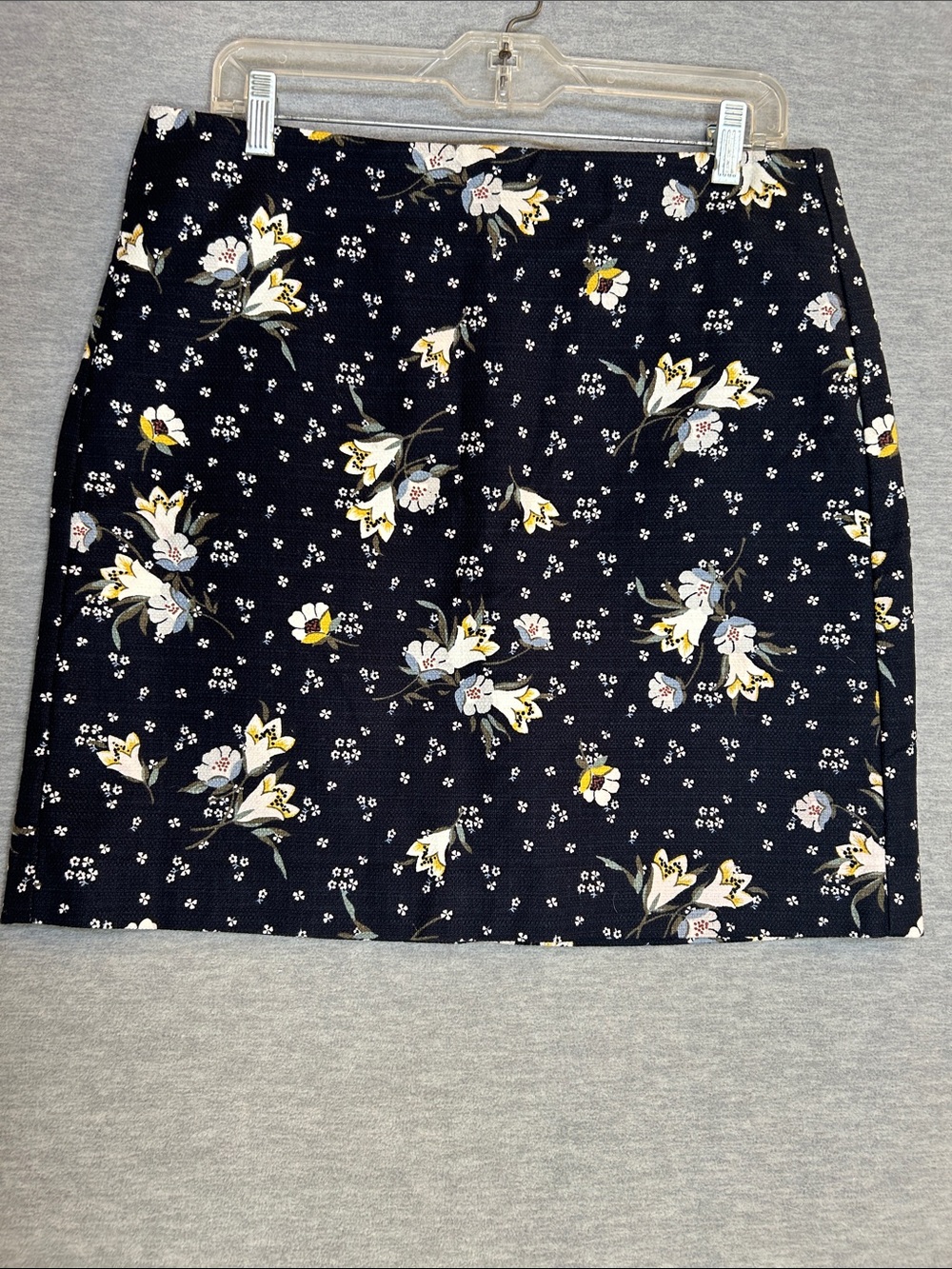 LOFT Floral Stretch Mini Skirt Trendy Exposed Zipper Fully Lined Size 10